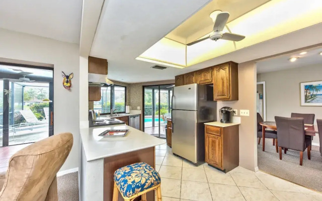 Rovigo Vacation Rental: Spacious Retreat with Panoramic Lake Views in Kings Lake. 4-BR, 4-Bathroom Home with Private Pool, just 3.4 Miles from the Vibrant Fifth Avenue South and Naples Attractions