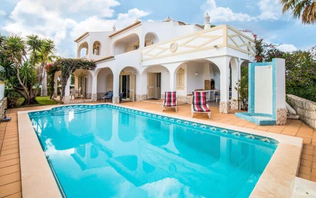 Stunning 3-bed Villa in Albufeira