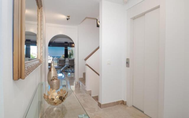 2305 - Luxury villa with sea view and pools