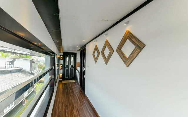 Oyo 24725 Houseboat Royal River 4bhk
