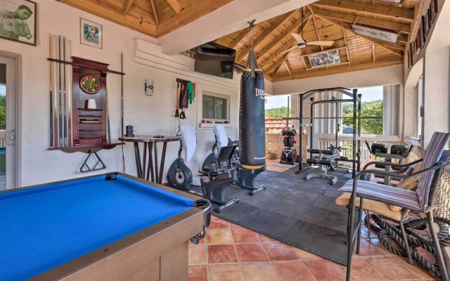 Oceanfront 'majestic Beach House' w/ Gym + Pool!