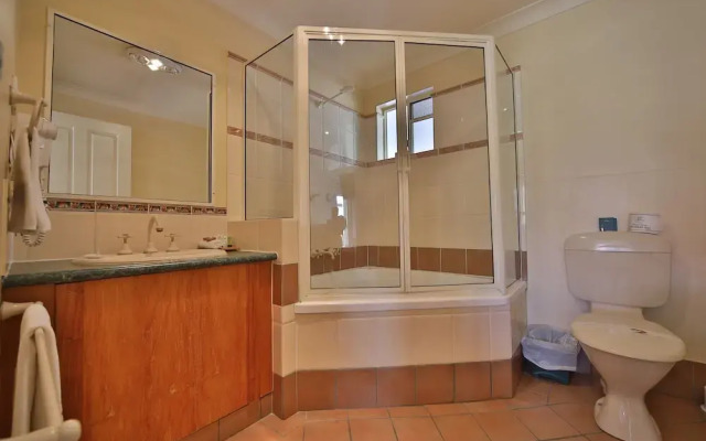 Emerald Explorers Inn