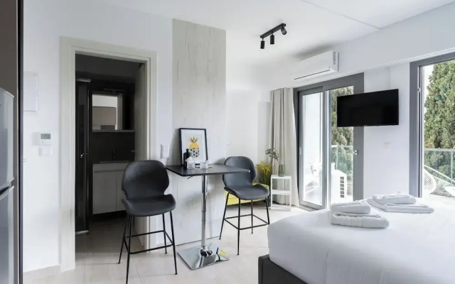 Velvet Luxury Studios in the City Center by BiNobi!
