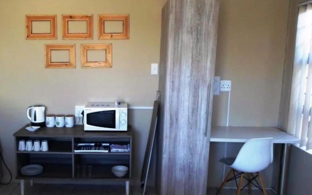 Cenikma Guest Suites - Couples Room