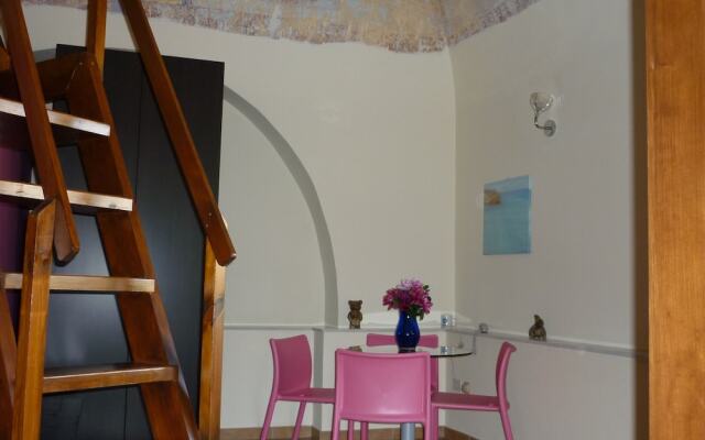 Furnished Studio Flat in Residence