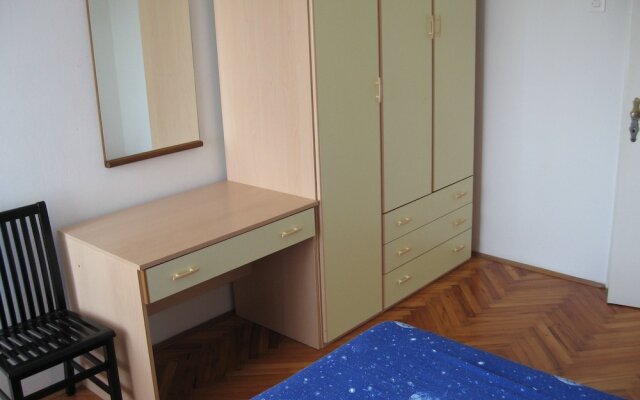 Six Person Apartment With Two Bedrooms Located 200M From Beach In Pjescana Uvala