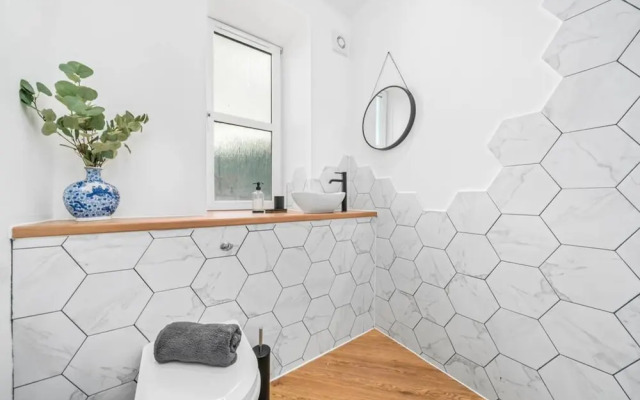 Stylish 4 Bed-town Centre