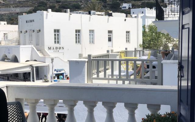 Mykonos Old Harbor Suite