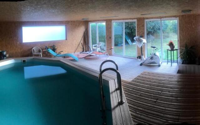 Séjour avec piscine chauffée