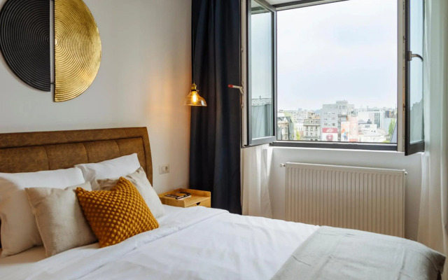 Sunny 2BR Flat - Top Location - Amazing Balcony