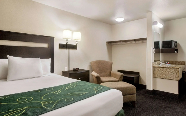 Travelodge by Wyndham Livonia