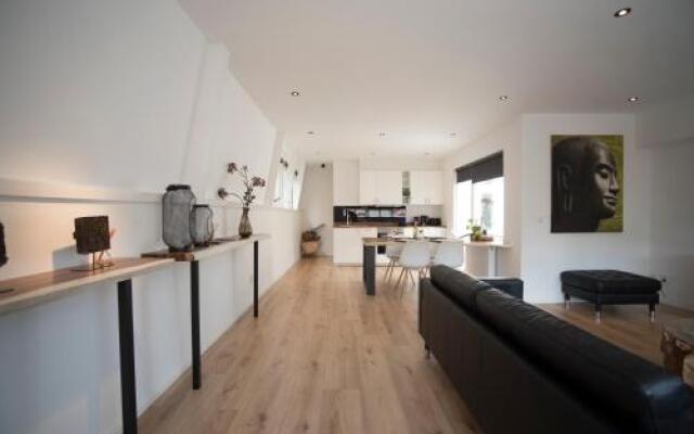 Timeless City Residence