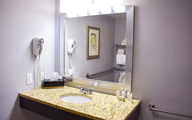 Baymont Inn & Suites Midland Center