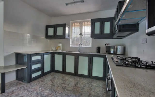 Hibiscus Villa - 5 Rooms