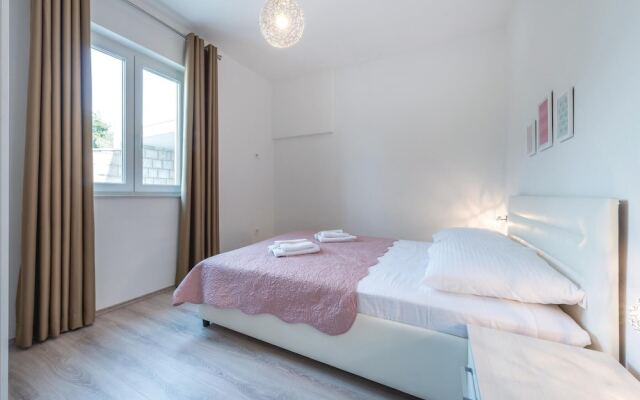 Awesome Home in Cavtat With Wifi and 1 Bedrooms