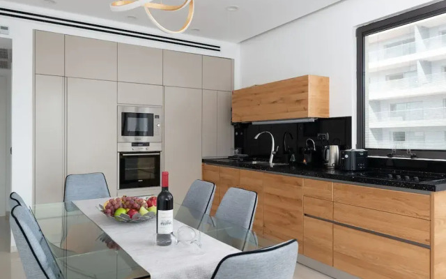 Luxury 2BR Balcony near beach Parking