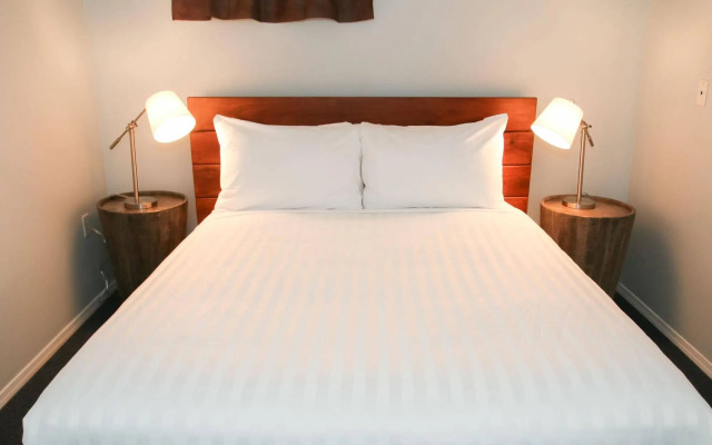 Duffin Cove Oceanfront Lodging