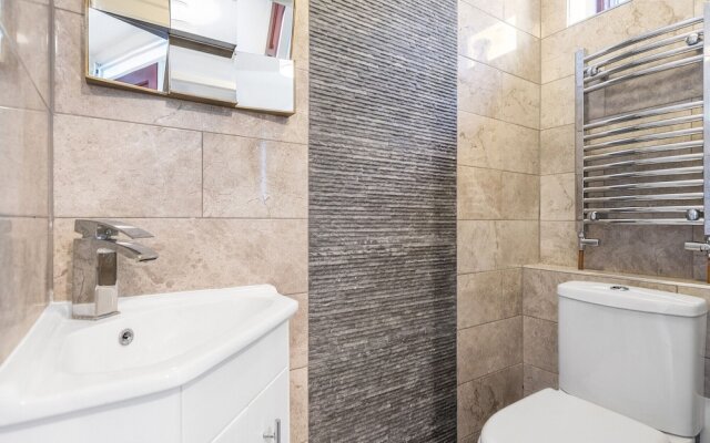 Canton Street - Deluxe Guest Room 4