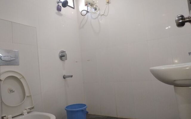 Iroomz Hotel Adhikar