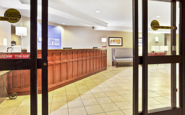 Holiday Inn Express & Suites Bradley Airport, an IHG Hotel