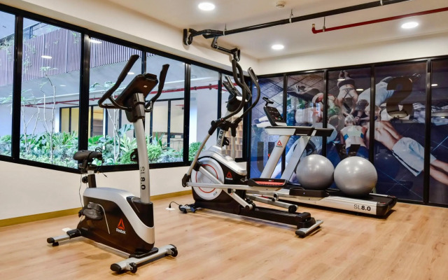 ✶ Maras Residence ✶ LUXURY Rooftop Pool & Grill