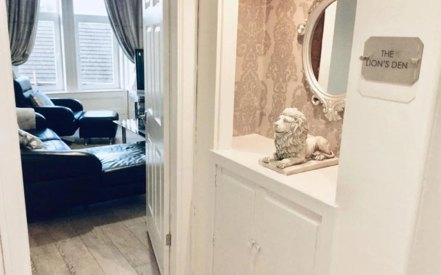 The Lion'S Den On Royal Street