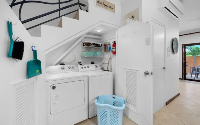 Gold Coast Townhome w Pools GYM 24 7 Security