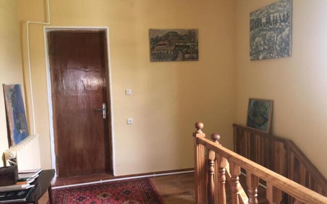 Areguni Guest House