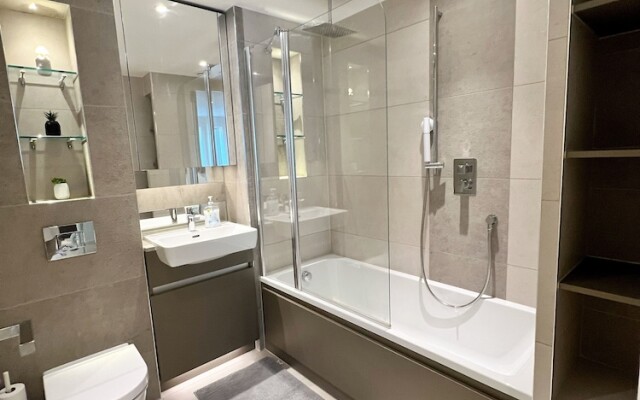 2-bed in Woolwich Riverside With Cinema And Pool