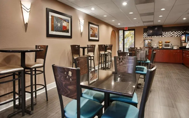 Days Inn & Suites by Wyndham Sam Houston Tollway