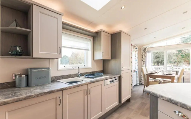 Woodland Jewel Lodge with Hot Tub