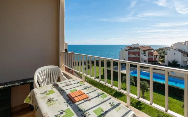 Sunny Apartment by the Sea