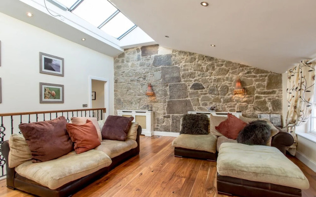 Prestigious Location - Quintessential Mews House