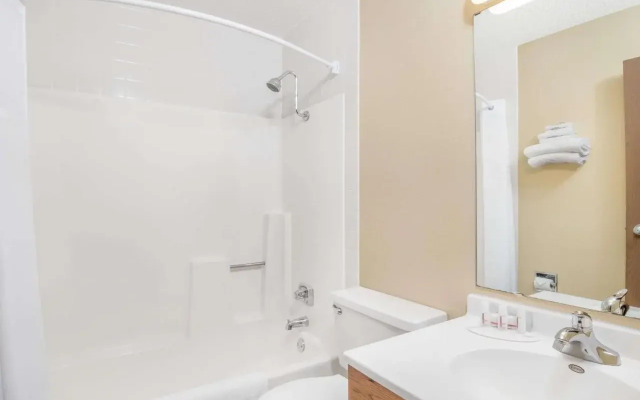 Super 8 by Wyndham Grand Rapids