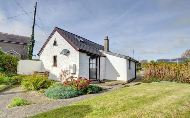 Picturesque Holiday Home in Bwlch-y-groes With Garden