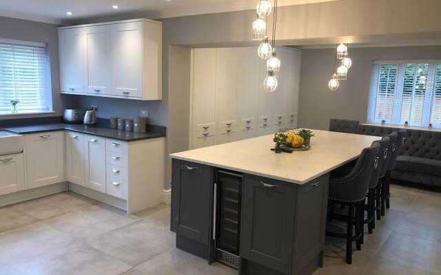 Beautiful Family Home With 42ft Pool & Cinema Room