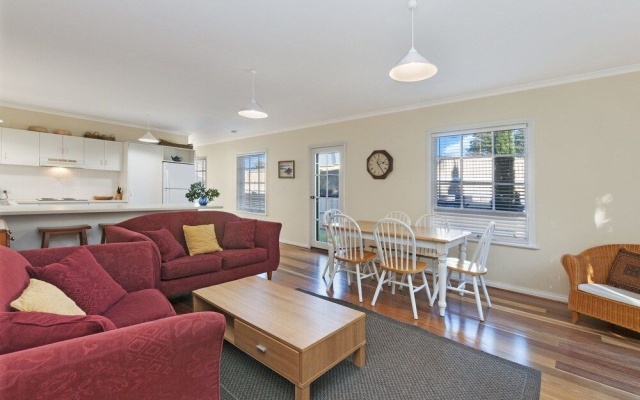 Cottage on James circa:1855 - Modern historic – Guest Rooms – Port Fairy