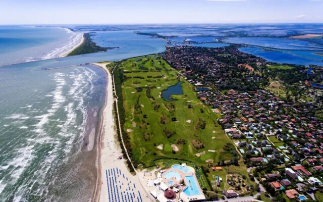 Delightful Villa With Garden and Pool in Albarella