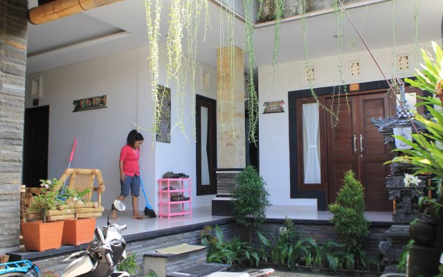 Suwardika Homestay and Dormitory - Hostel