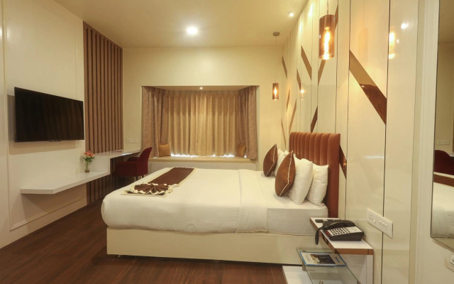 OYO Premium Deccan Apte Road