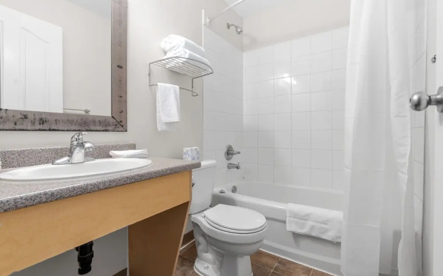 Squamish Adventure Inn & Hostel