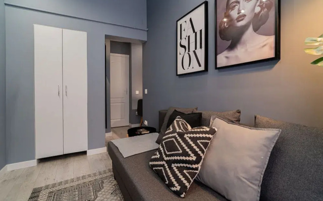 Chic Black White 2BR Retreat on Dambovitei