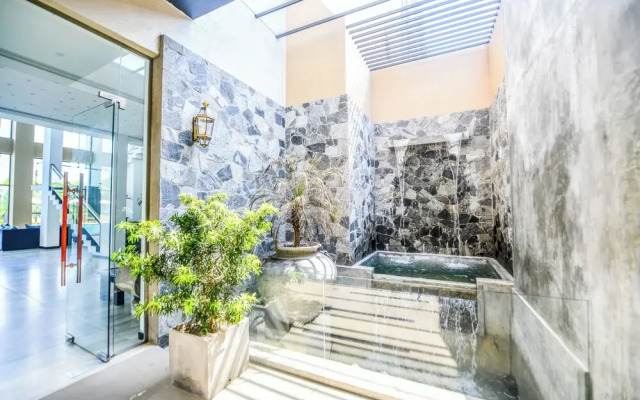 Oasis Riverside Hotel