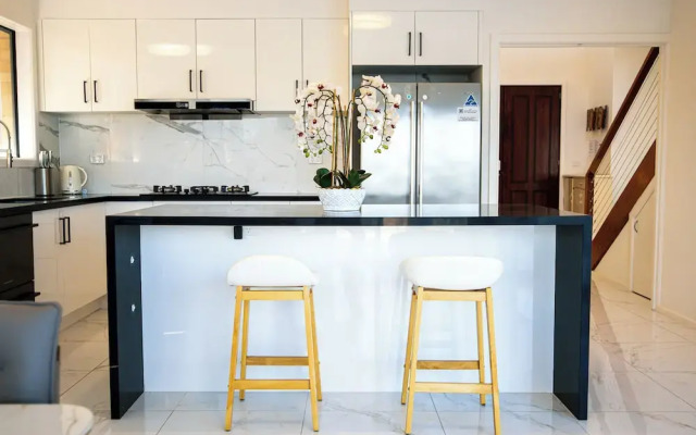 StayAU 6BR Deluxe Lakeview Point Cook