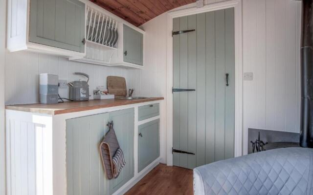 Willow - 1 Bedroom Shepherd's Hut - Amroth