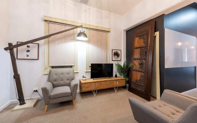 Unique 2BR Converted Storefront APT in Alphington!