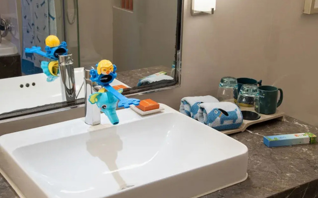 Guangdong International Building （South Gate 2）