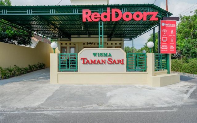RedDoorz near Stadion 45 Karanganyar
