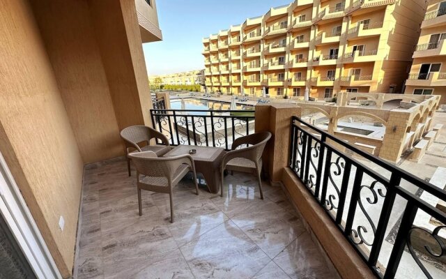 2 Bed Flat - Sleeps 6 - Pool - Parking - Wifi