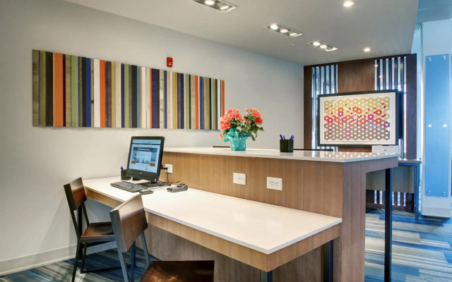 Holiday Inn Express & Suites Galesburg by IHG